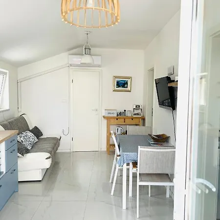 Novo Uredeni Sa Velikom Terasom Apartment Vis