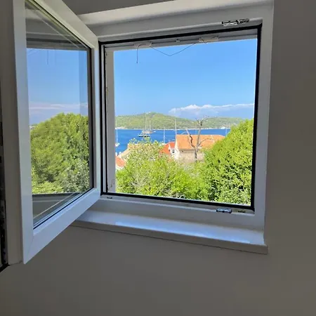 Novo Uredeni Sa Velikom Terasom * Vis