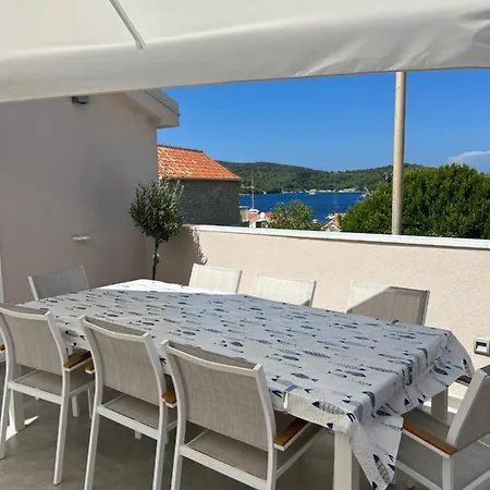 Apartment Novo Uredeni Sa Velikom Terasom Vis