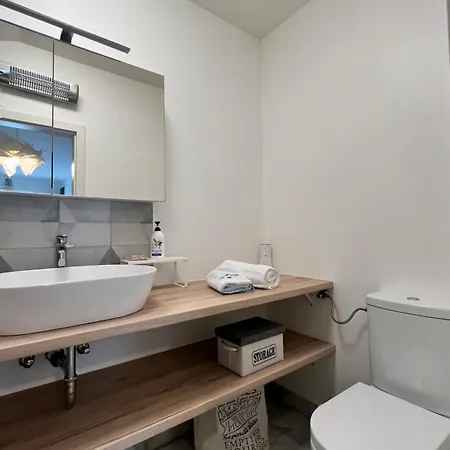 Novo Uredeni Sa Velikom Terasom * Vis